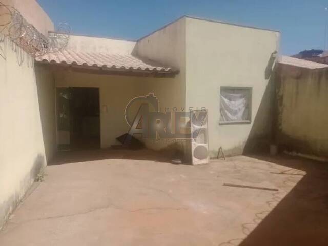 #5592 - Casa Usada para Venda em Montes Claros - MG - 1