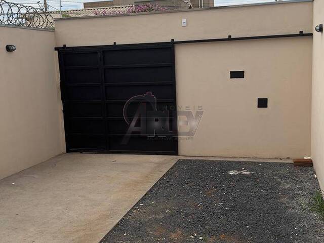 #6413 - CASAS USADA / SBPE para Venda em Montes Claros - MG - 1