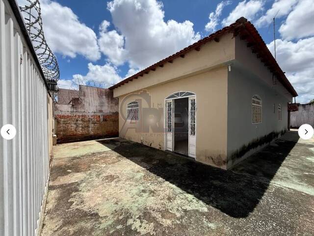 #6736 - CASAS USADA / SBPE para Venda em Montes Claros - MG - 1