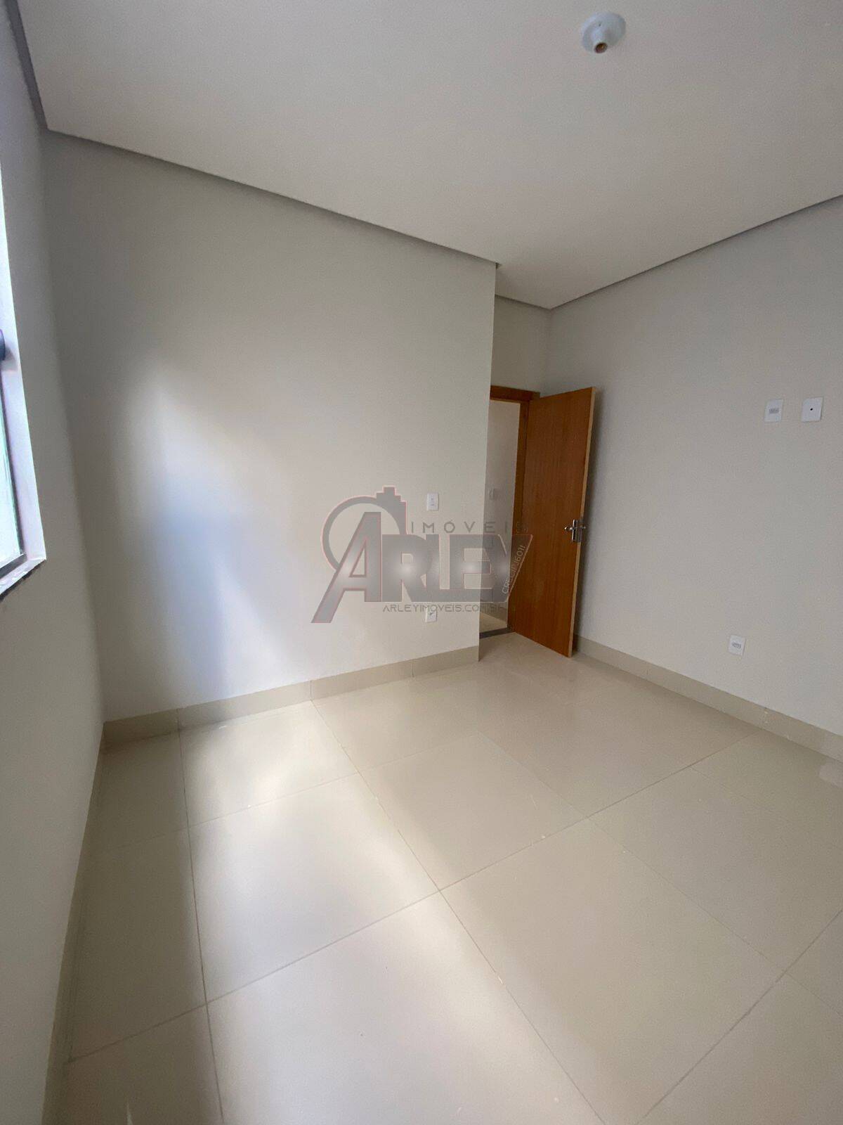 Casa à venda com 3 quartos, 100m² - Foto 2