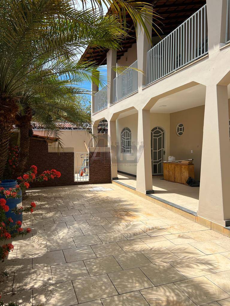 Casa à venda com 5 quartos, 240m² - Foto 2
