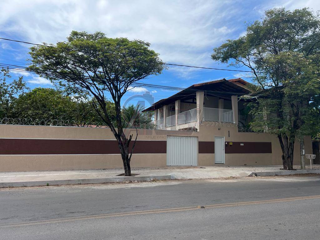 Casa à venda com 5 quartos, 240m² - Foto 1