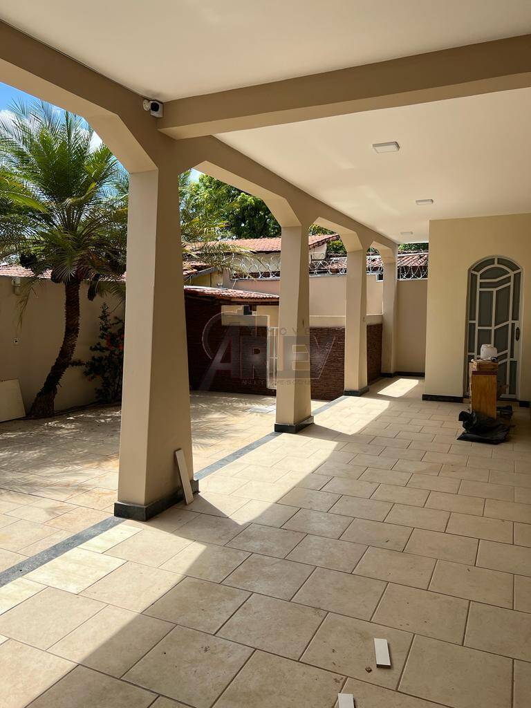Casa à venda com 5 quartos, 240m² - Foto 3