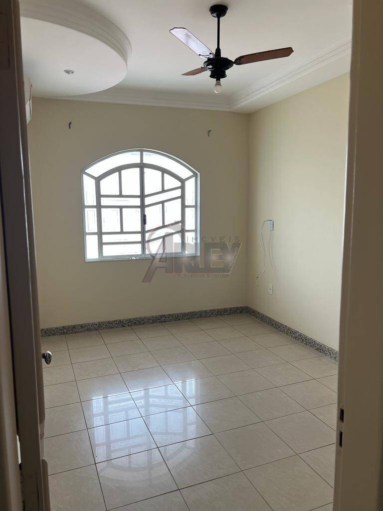Casa à venda com 5 quartos, 240m² - Foto 14