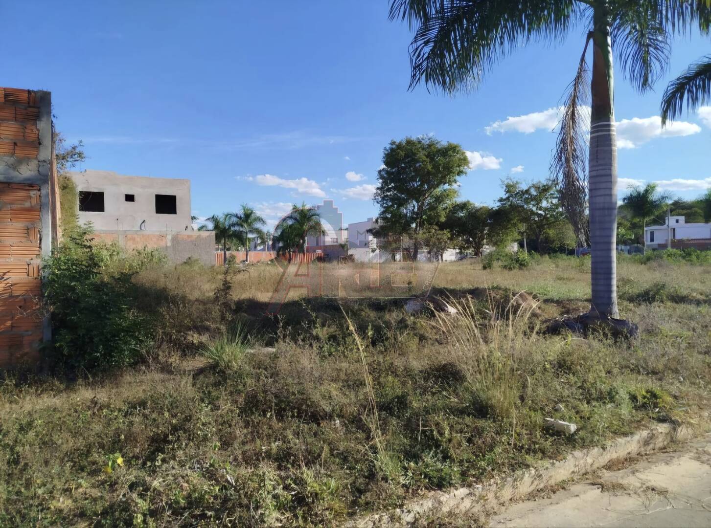 Vende-se lote de 220m² no bairro Reserva Real