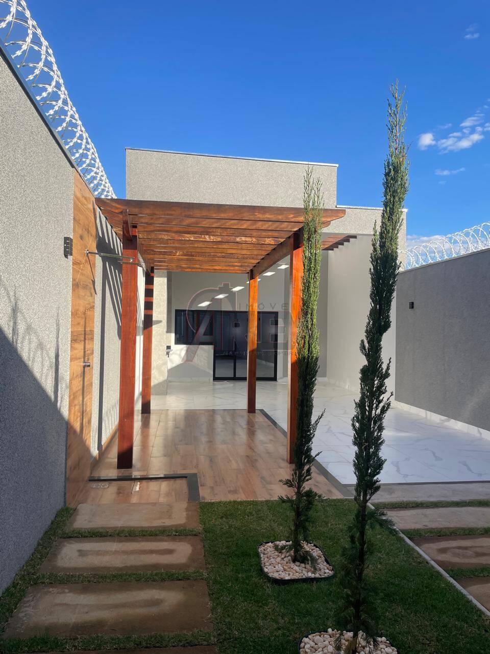 Casa à venda com 3 quartos, 100m² - Foto 1
