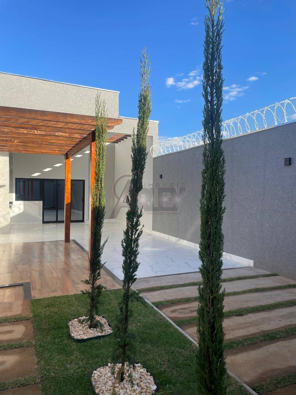 Casa à venda com 3 quartos, 100m² - Foto 2