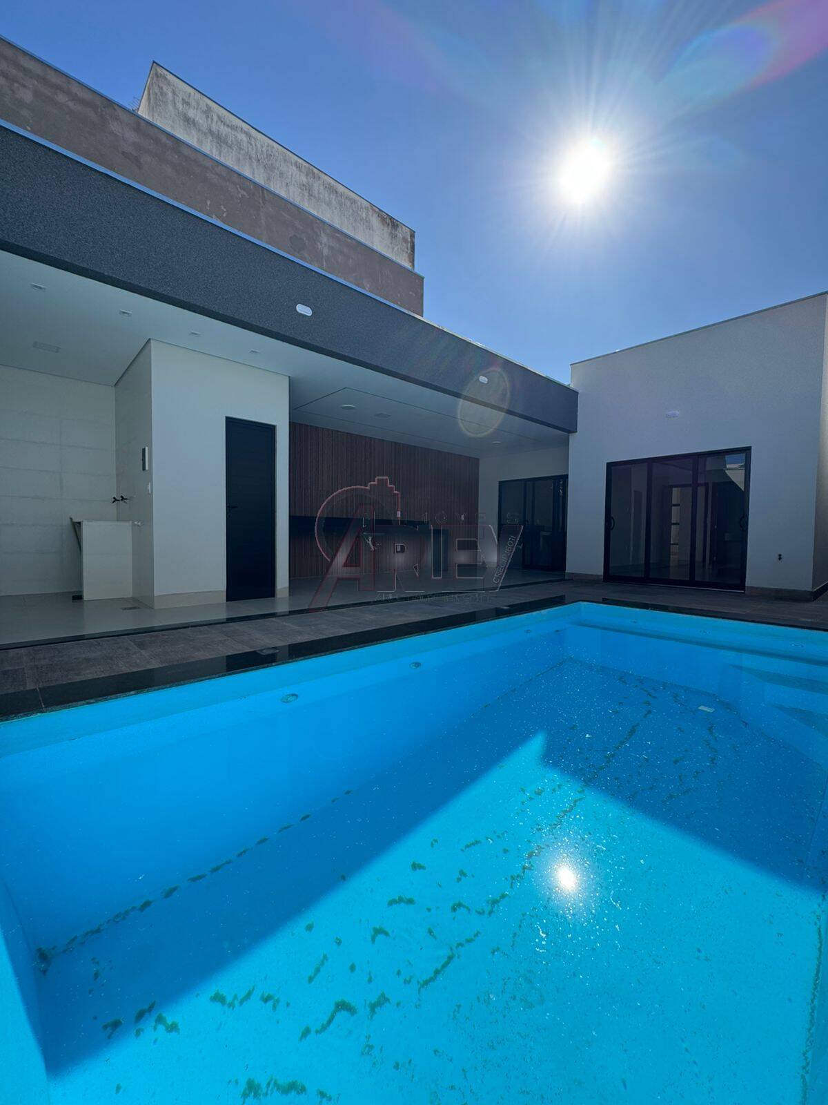 Casa à venda com 3 quartos, 140m² - Foto 1
