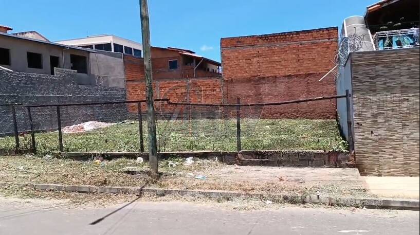 Vende-se lote de 240m² no bairro Santa Lucia