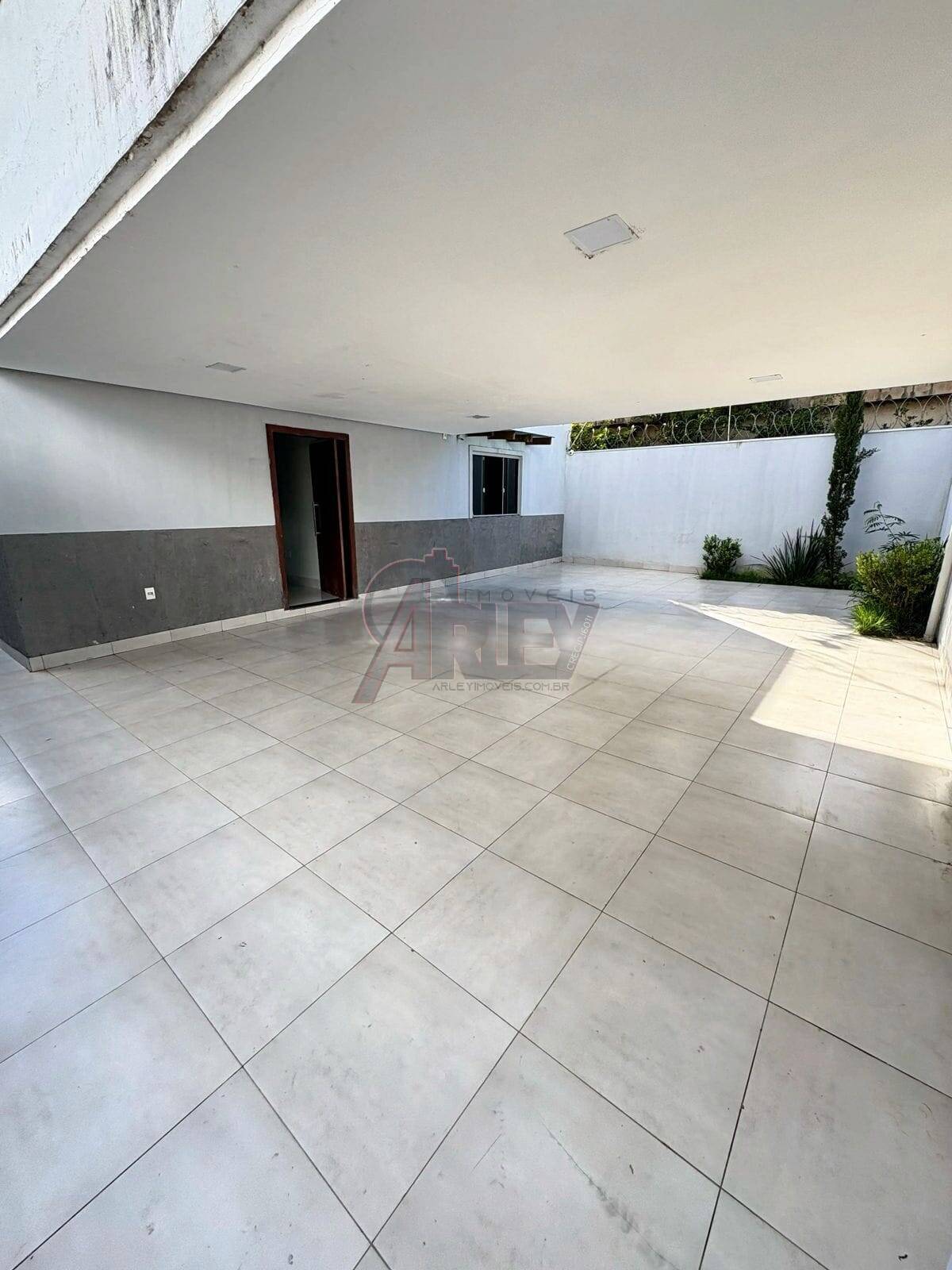Vende se Casa Bairro Reserva Real 3 quartos sendo 1 suíte.